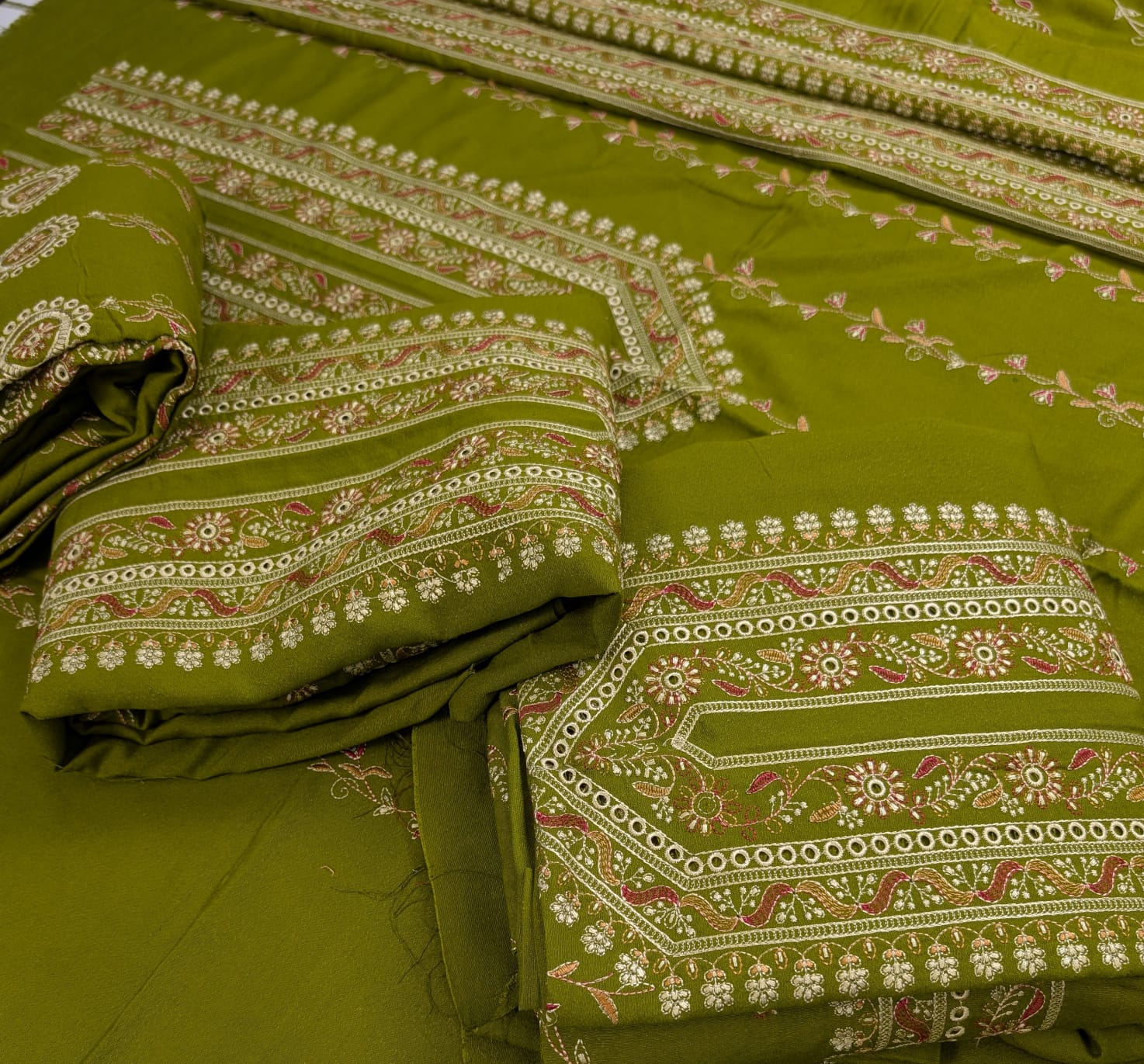 Winter karandi Collection ✅Brand: * Breeze * ✅Fabric: * karandi 3pc  * ✅Status: *Heavy Emb* ✅Code:   *2094* ❤️ Front shirt Full Heavy Emb  ✅*Sleeves* Heavy Emb ✅*Back* Emb ✅*Trouser* Plain Dupata : Karandi havey emb shawl