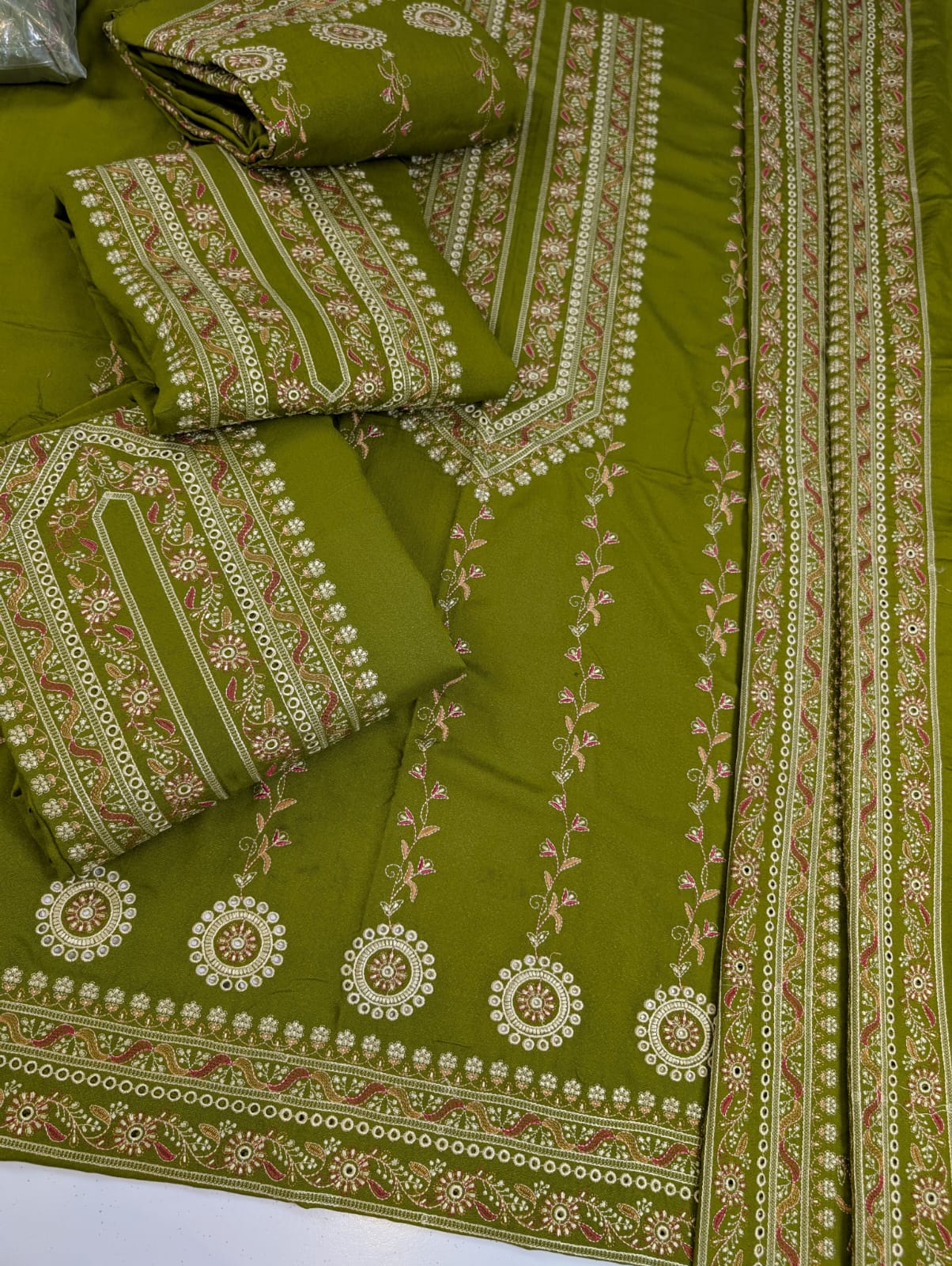 Winter karandi Collection ✅Brand: * Breeze * ✅Fabric: * karandi 3pc  * ✅Status: *Heavy Emb* ✅Code:   *2094* ❤️ Front shirt Full Heavy Emb  ✅*Sleeves* Heavy Emb ✅*Back* Emb ✅*Trouser* Plain Dupata : Karandi havey emb shawl