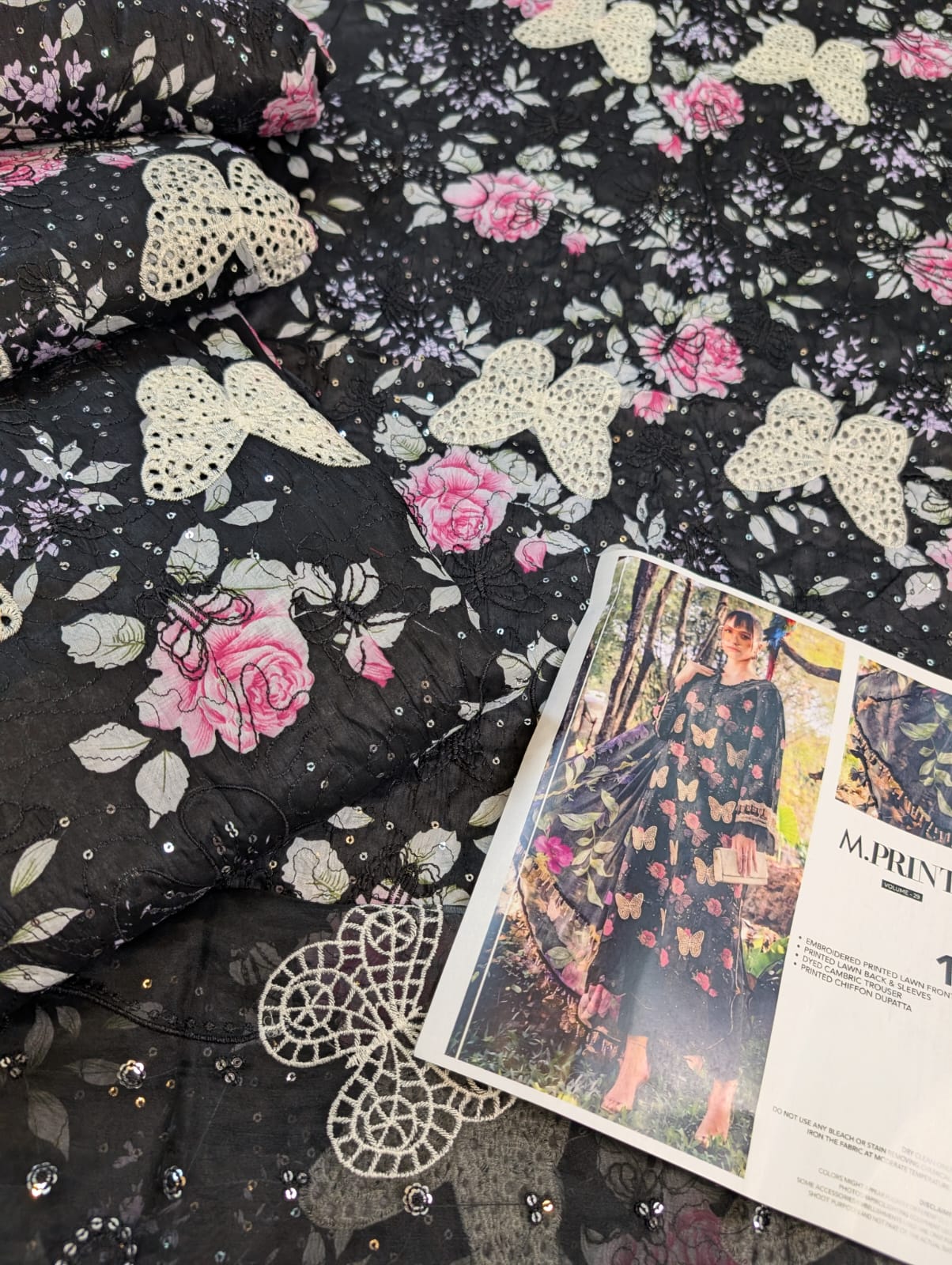 Lawn Collection ✅Summer Collection 2026 ✅Available (Stock) ✅Brand: Maria B✅Fabric: Lawn✅Status: Heavy Emb❤️Front shirt Full Heavy Emb  ✅Sleeves Printed ✅Back Emb ✅Trouser Printed Dupata : Chiffon Printed Ready to wear 🌹(Wholesale Price)  ❤️ *Rs2750*