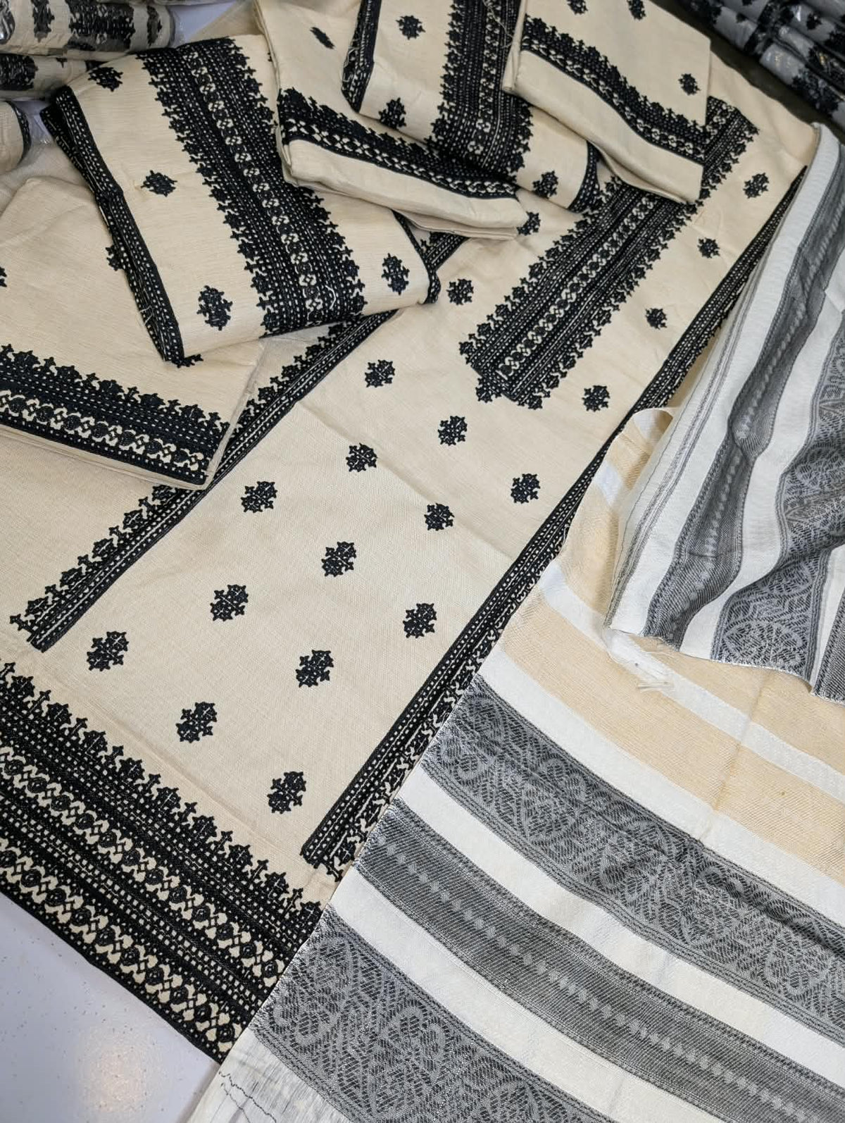 Winter Collection 2027 Brand: *khaddi * ✅Fabric: * Shemray khaddàr 3pc*  ✅ ❤️ Front shirt Full Heavy Emb  Daman Emb Neck Emb ✅*Sleeves*plain ✅Back Plain ✅Trouser Emb Dupata : Shemray khaddar jacurad  Duppta 🌹