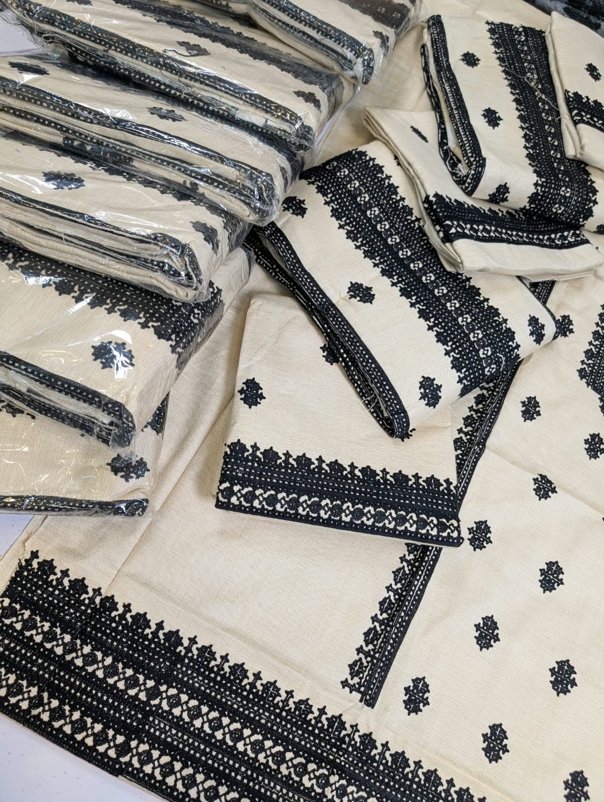 Winter Collection 2027 Brand: *khaddi * ✅Fabric: * Shemray khaddàr 3pc*  ✅ ❤️ Front shirt Full Heavy Emb  Daman Emb Neck Emb ✅*Sleeves*plain ✅Back Plain ✅Trouser Emb Dupata : Shemray khaddar jacurad  Duppta 🌹