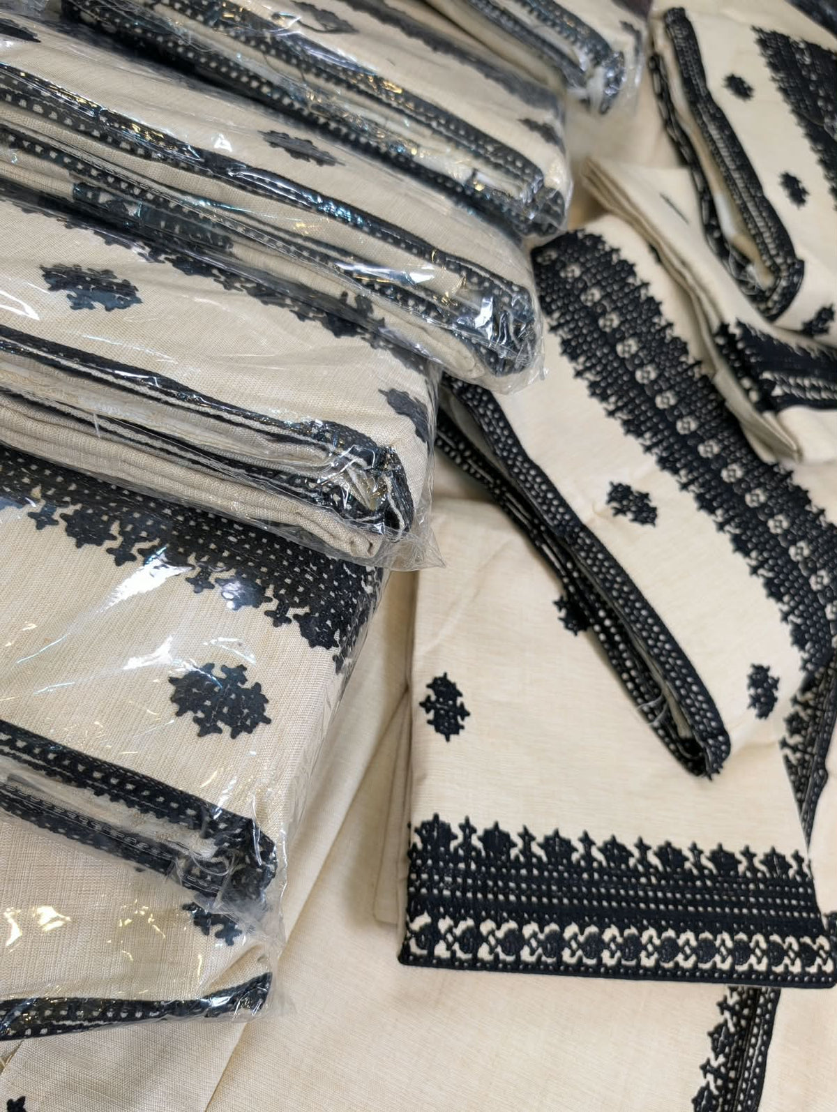 Winter Collection 2027 Brand: *khaddi * ✅Fabric: * Shemray khaddàr 3pc*  ✅ ❤️ Front shirt Full Heavy Emb  Daman Emb Neck Emb ✅*Sleeves*plain ✅Back Plain ✅Trouser Emb Dupata : Shemray khaddar jacurad  Duppta 🌹