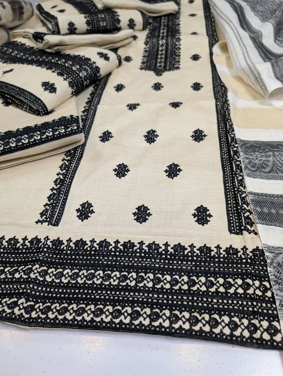 Winter Collection 2027 Brand: *khaddi * ✅Fabric: * Shemray khaddàr 3pc*  ✅ ❤️ Front shirt Full Heavy Emb  Daman Emb Neck Emb ✅*Sleeves*plain ✅Back Plain ✅Trouser Emb Dupata : Shemray khaddar jacurad  Duppta 🌹