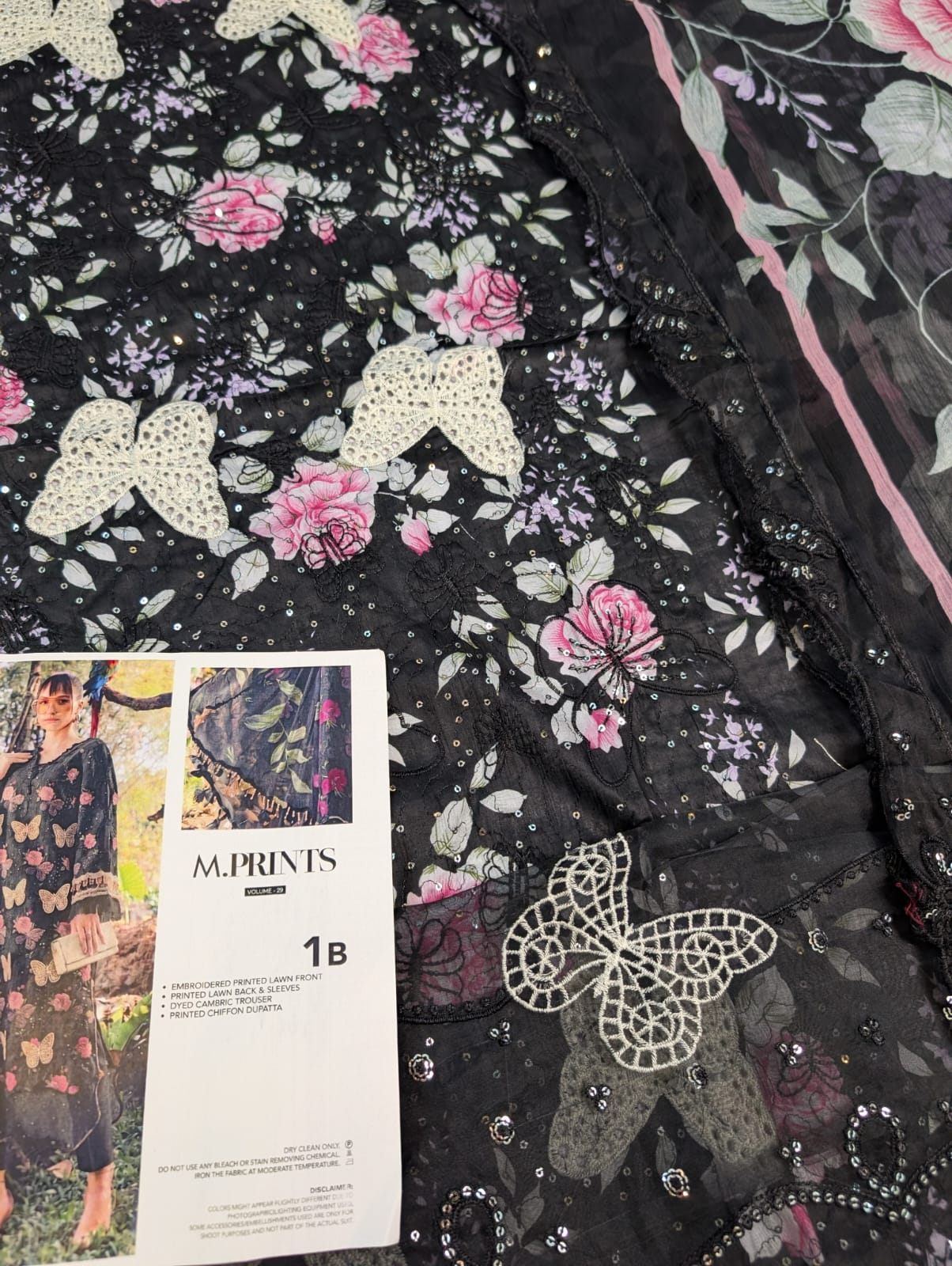 Lawn Collection ✅Summer Collection 2026 ✅Available (Stock) ✅Brand: Maria B✅Fabric: Lawn✅Status: Heavy Emb❤️Front shirt Full Heavy Emb  ✅Sleeves Printed ✅Back Emb ✅Trouser Printed Dupata : Chiffon Printed Ready to wear 🌹(Wholesale Price)  ❤️ *Rs2750*