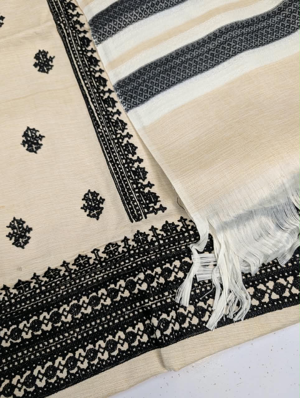 Winter Collection 2026✅Winter Collection 2026✅Brand:  Breeze✅Fabric: Shemry Khadar ✅Status: Heavy Emb❤️ Front shirt Full Heavy Emb  ✅*Sleeves* Heavy Emb ✅*Back* Emb ✅*Trouser* Plain Dupata : Karandi havey emb shawl 🌹(Wholesale Price)  ❤️ *Rs2550*