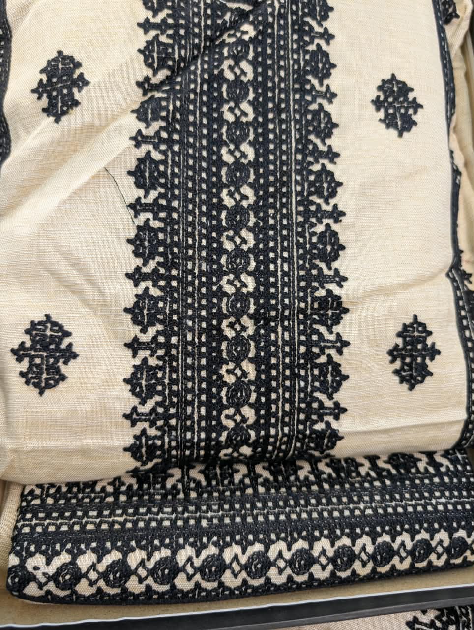 Winter Collection 2026✅Winter Collection 2026✅Brand:  Breeze✅Fabric: Shemry Khadar ✅Status: Heavy Emb❤️ Front shirt Full Heavy Emb  ✅*Sleeves* Heavy Emb ✅*Back* Emb ✅*Trouser* Plain Dupata : Karandi havey emb shawl 🌹(Wholesale Price)  ❤️ *Rs2550*